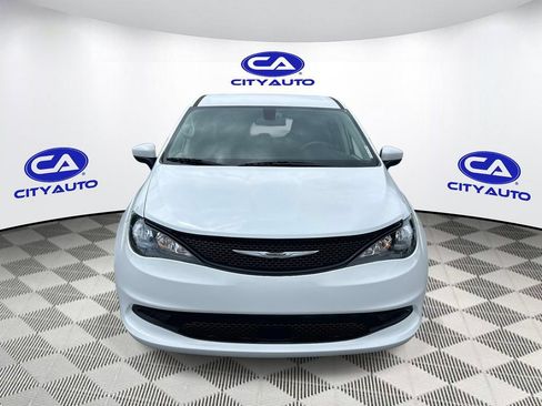 Used 2022 Chrysler Voyager LX FWD image 10