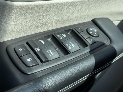 Used 2023 Chrysler Pacifica Touring-L FWD image 26
