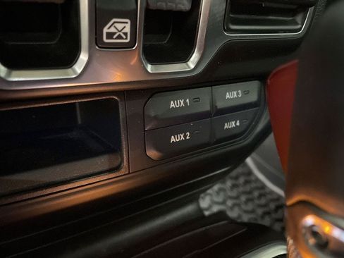 Used 2018 Jeep Wrangler Unlimited Sahara AWD/4WD image 35