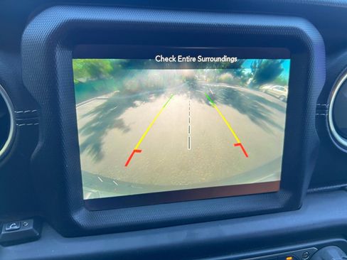 Used 2018 Jeep Wrangler Unlimited Sahara AWD/4WD image 17