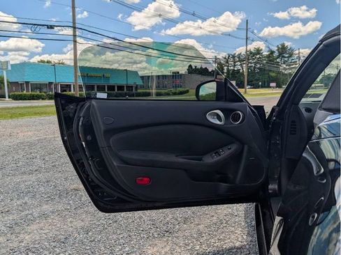 Used 2018 Nissan 370Z Touring RWD image 10