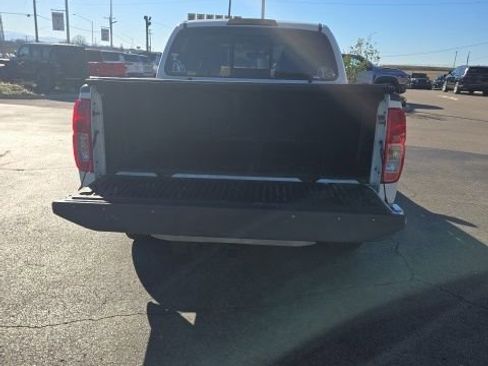 Used 2017 Nissan Frontier SV image 9