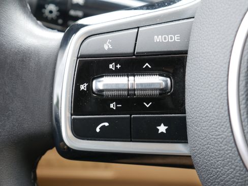 Used 2024 Kia Carnival LX FWD image 25