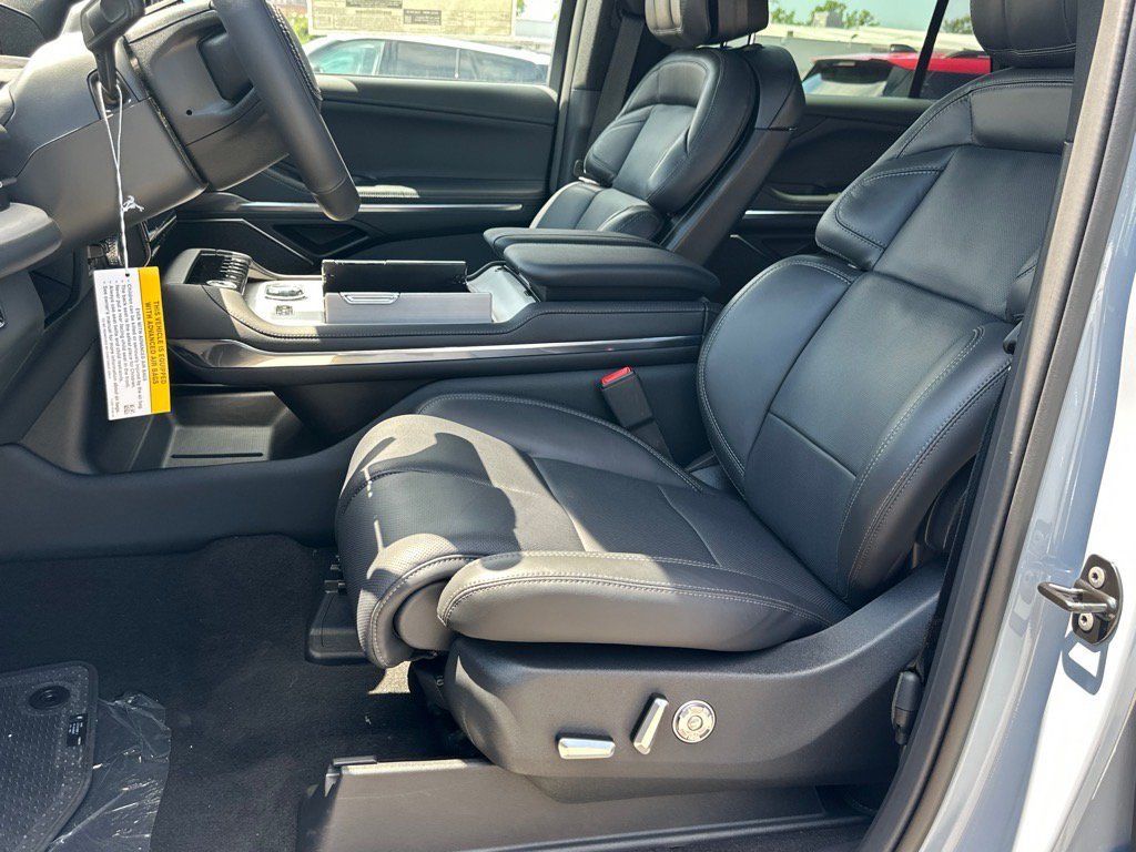 New 2025 Lincoln Navigator Reserve w/ Jet Appearance Package AWD/4WD image 10