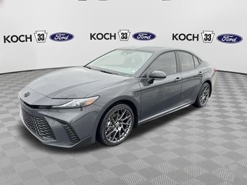 Used 2025 Toyota Camry SE image 3
