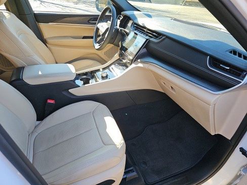 Used 2023 Jeep Grand Cherokee Limited w/ Luxury Tech Group II image 11