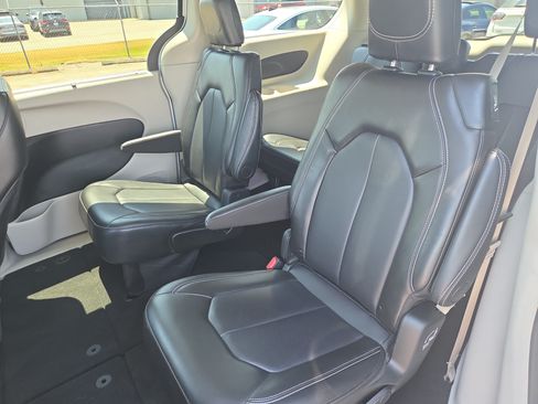 Used 2024 Chrysler Pacifica Touring-L FWD image 7