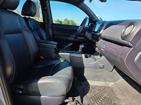 Used 2019 Toyota Tacoma TRD Off-Road image 30