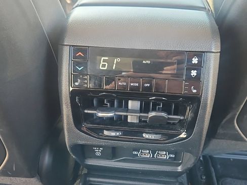 Used 2023 Jeep Grand Cherokee L Limited w/ Luxury Tech Group II AWD/4WD image 21