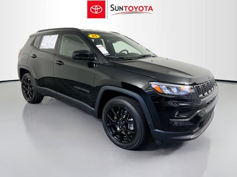 Used 2025 Jeep Compass Latitude w/ Convenience Group AWD/4WD image 1