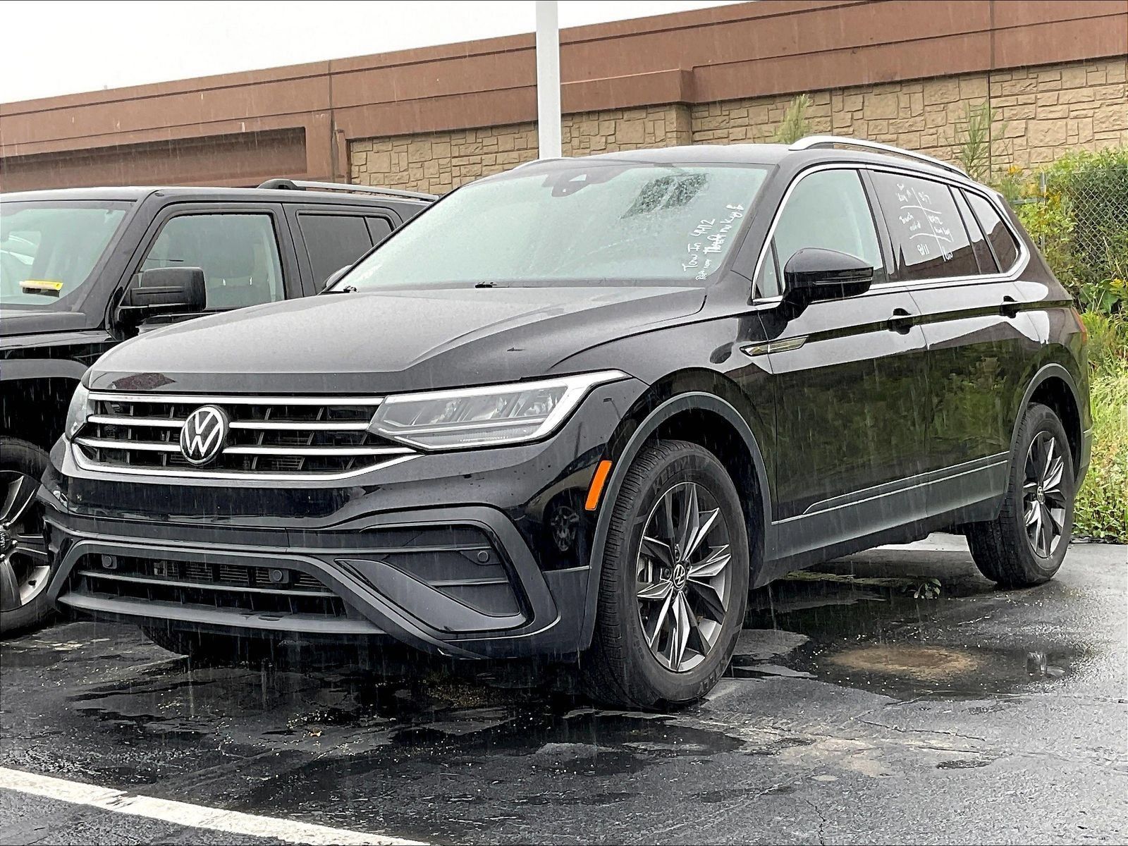 Used 2024 Volkswagen Tiguan SE FWD image 2
