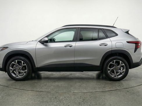 Used 2025 Chevrolet Trax LT FWD image 5