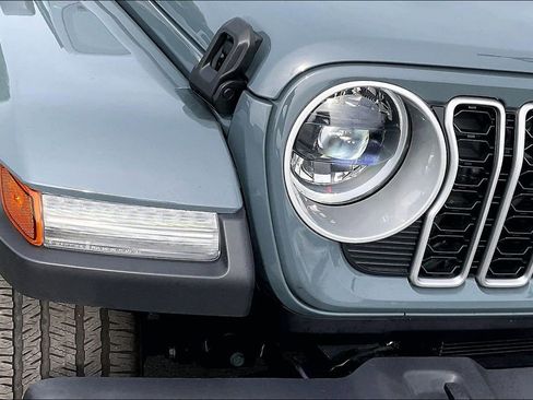 Used 2025 Jeep Wrangler Unlimited Sahara AWD/4WD image 32