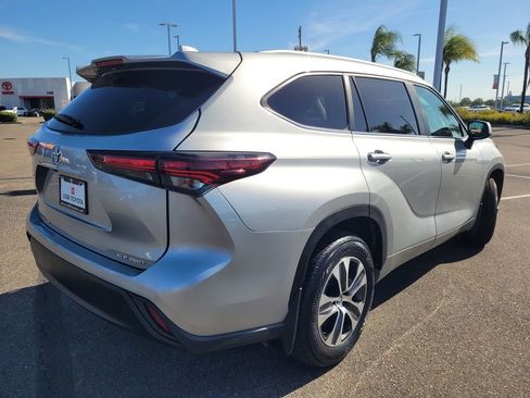 Used 2024 Toyota Highlander XLE AWD/4WD image 4