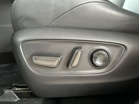 Used 2024 Toyota Venza XLE image 14