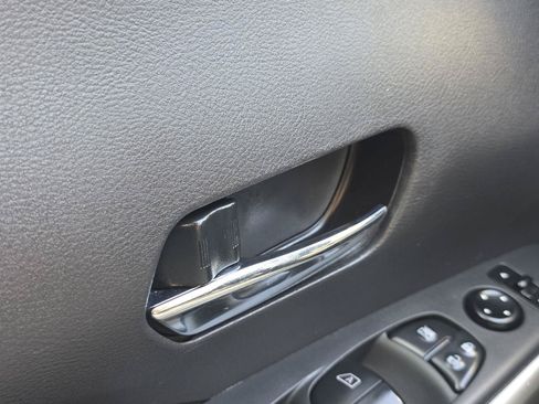 Used 2019 Nissan Kicks SR w/ SR Premium Package FWD image 10