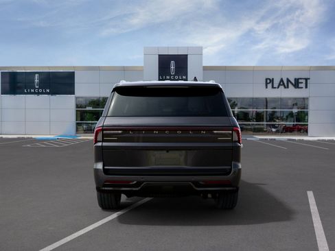 New 2027 Lincoln Navigator Premiere RWD image 7