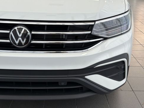 Certified 2024 Volkswagen Tiguan SE FWD image 11