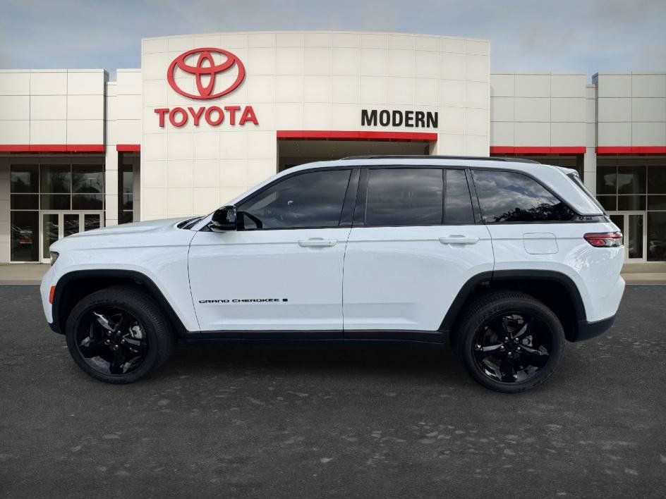 Used 2024 Jeep Grand Cherokee Altitude AWD/4WD image 8