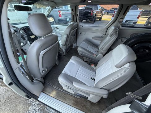 Used 2005 Chrysler Town & Country Touring image 17