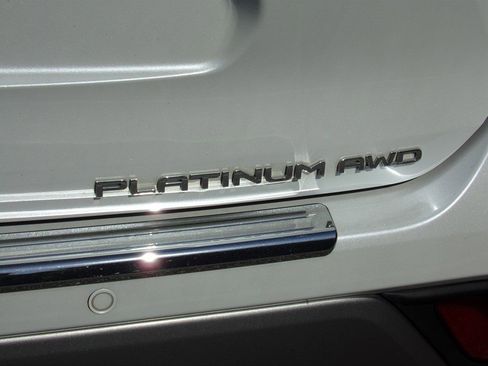 Used 2024 Toyota Highlander AWD image 11