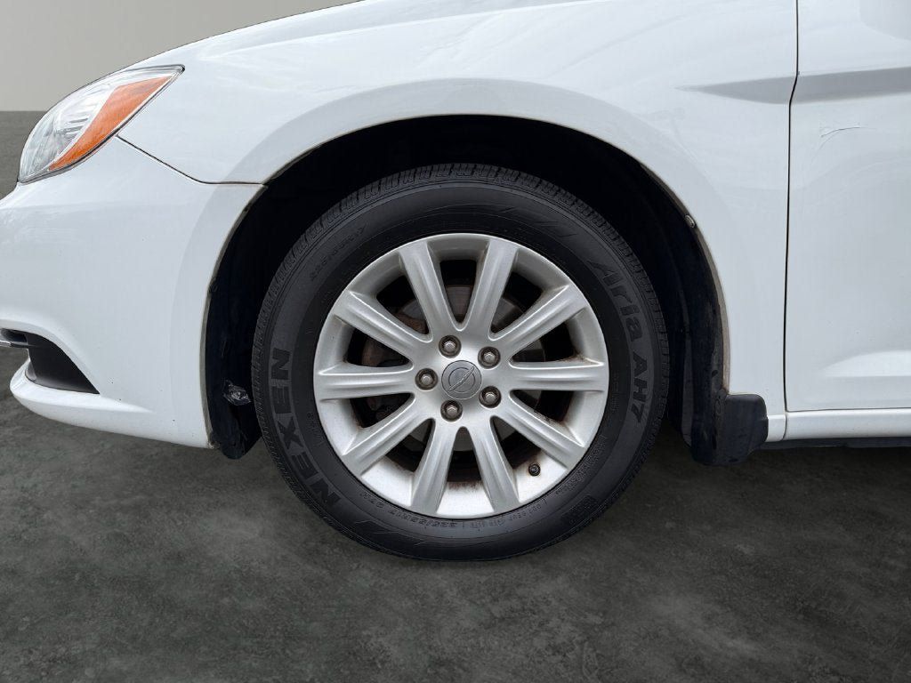 Used 2014 Chrysler 200 Touring FWD image 5