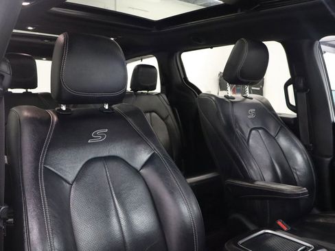 Used 2018 Chrysler Pacifica Touring-L Plus w/ Advanced Safetytec Group FWD image 24