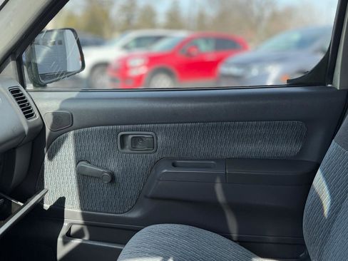Used 2000 Nissan Frontier XE image 30