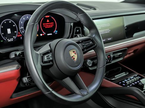 Used 2025 Porsche Cayenne AWD/4WD image 21