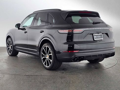 Used 2022 Porsche Cayenne Platinum Edition image 3