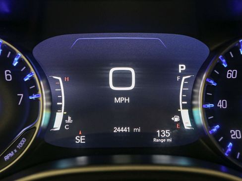 Used 2024 Chrysler Pacifica Touring-L FWD image 36