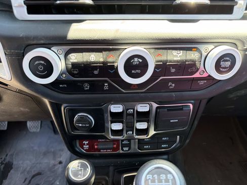 Used 2024 Jeep Wrangler Unlimited Rubicon AWD/4WD image 24