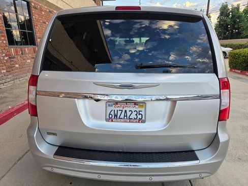 Used 2011 Chrysler Town & Country Touring image 5