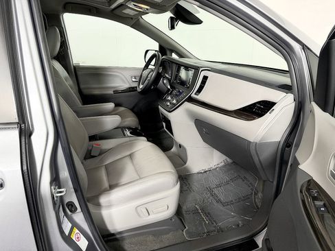 Used 2018 Toyota Sienna XLE w/ XLE Navigation Package AWD/4WD image 52