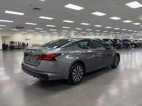 Used 2023 Nissan Altima 2.5 SV FWD image 7