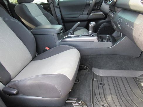 Used 2020 Toyota Tacoma TRD Off-Road image 11