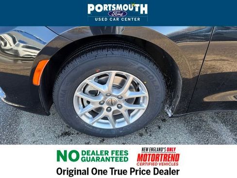 Used 2024 Chrysler Pacifica Touring-L image 28