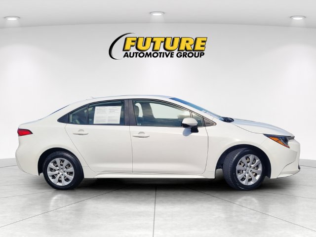 Used 2022 Toyota Corolla LE FWD image 3