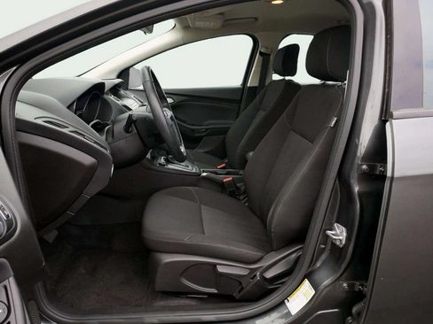 Used 2018 Ford Focus SE w/ Cold Weather Package FWD image 15