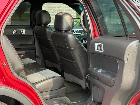 Used 2015 Ford Explorer XLT w/ Equipment Group 202A AWD/4WD image 8