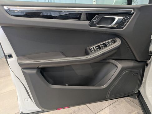 Used 2025 Porsche Macan image 13