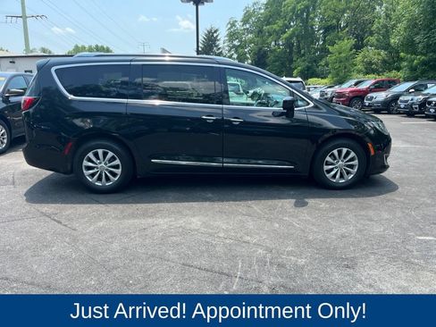 Used 2020 Chrysler Pacifica Touring-L FWD image 8