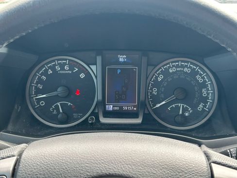 Used 2022 Toyota Tacoma TRD Off-Road AWD/4WD image 32