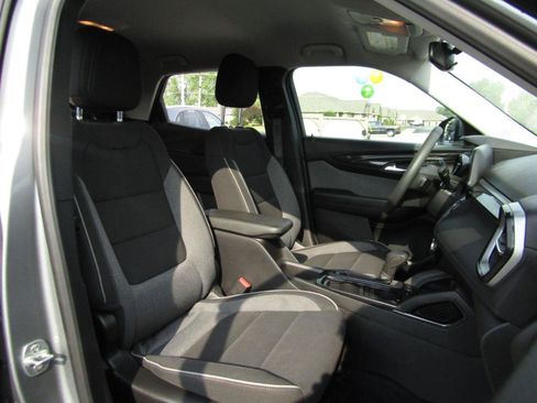 Used 2025 Chevrolet TrailBlazer LT FWD image 23