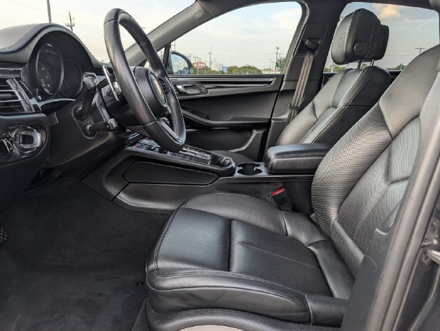 Used 2025 Porsche Macan Turbo AWD/4WD image 27