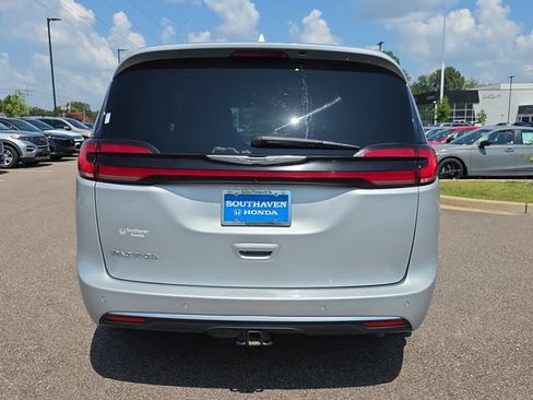 Used 2022 Chrysler Pacifica Pinnacle FWD image 4