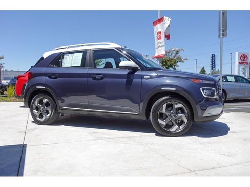 Used 2021 Hyundai Venue FWD image 4