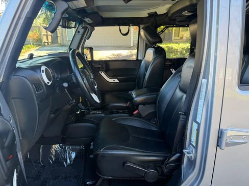 Used 2014 Jeep Wrangler Unlimited Sahara AWD/4WD image 9