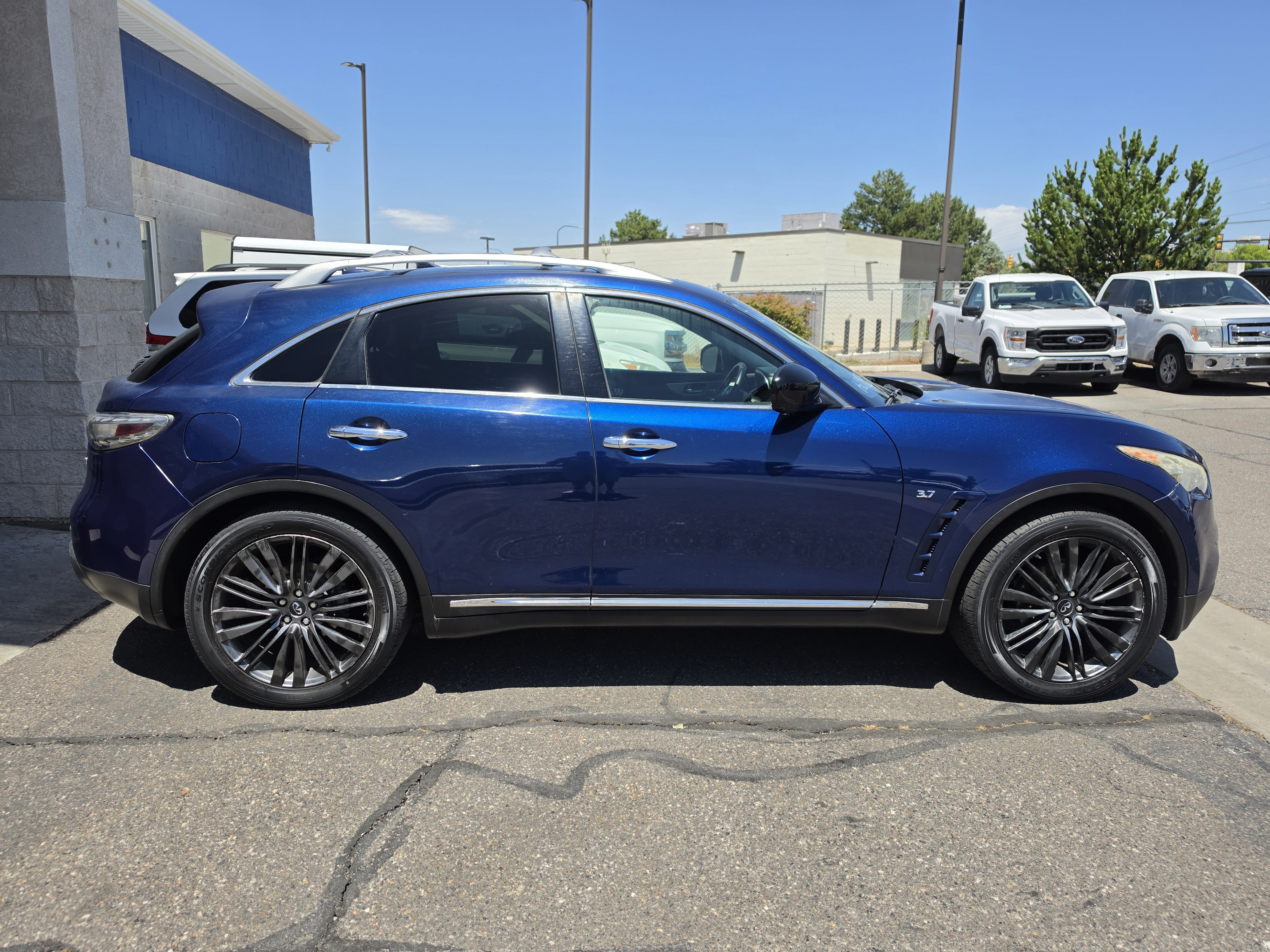 Used 2017 INFINITI QX70 AWD w/ Limited Package image 8