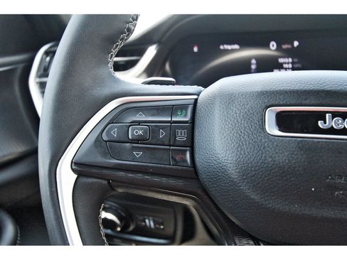 Used 2025 Jeep Grand Cherokee Altitude RWD image 23